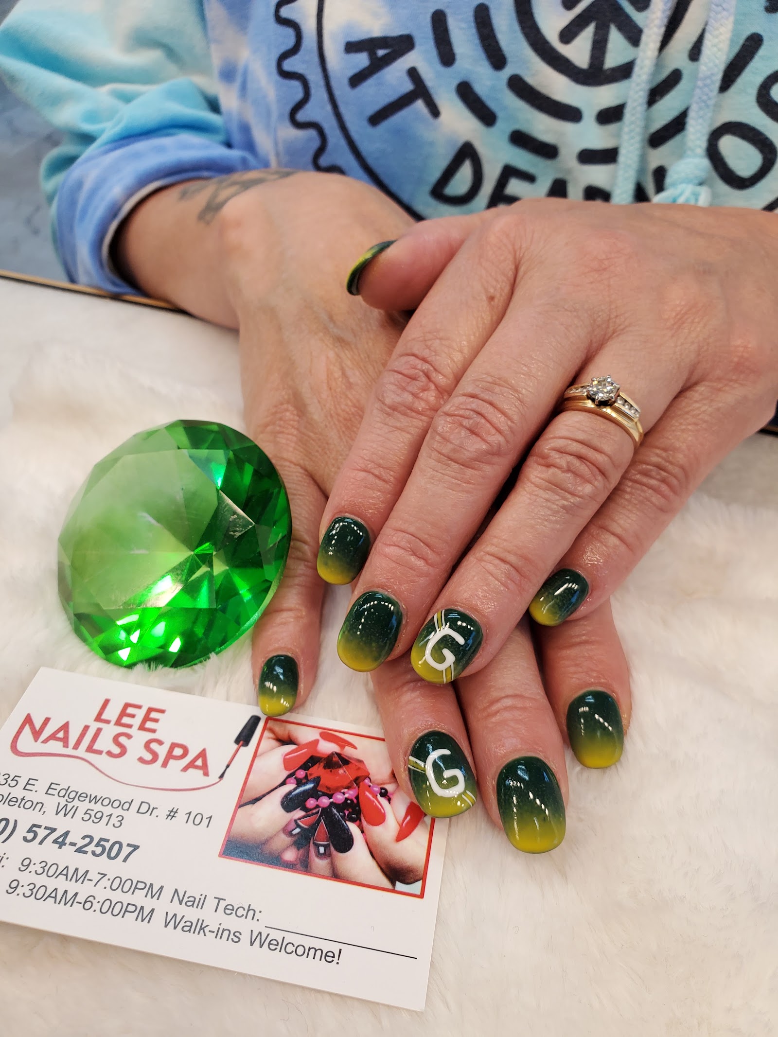 LEE NAILS SPA logo